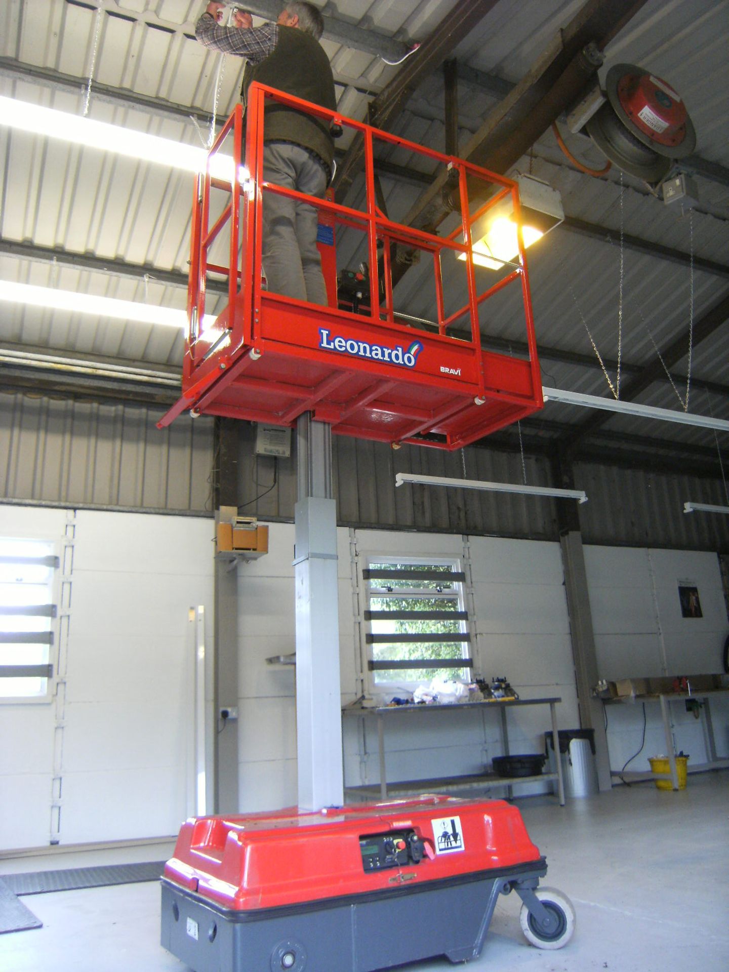 2010, Bravi Leonardo Self Propelled Personel lift, 4.9m working Height, 0.76m base width, Weight - Image 5 of 6