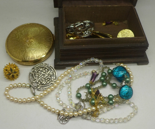 Costume jewellery and a compact, with box, 0.