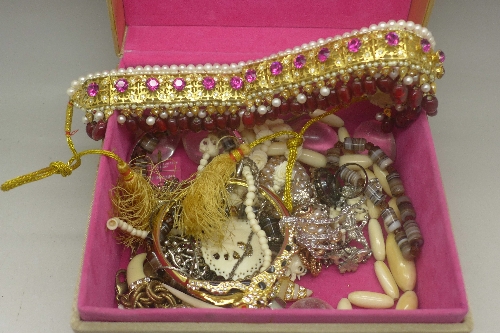 Costume jewellery, weight with box 1.