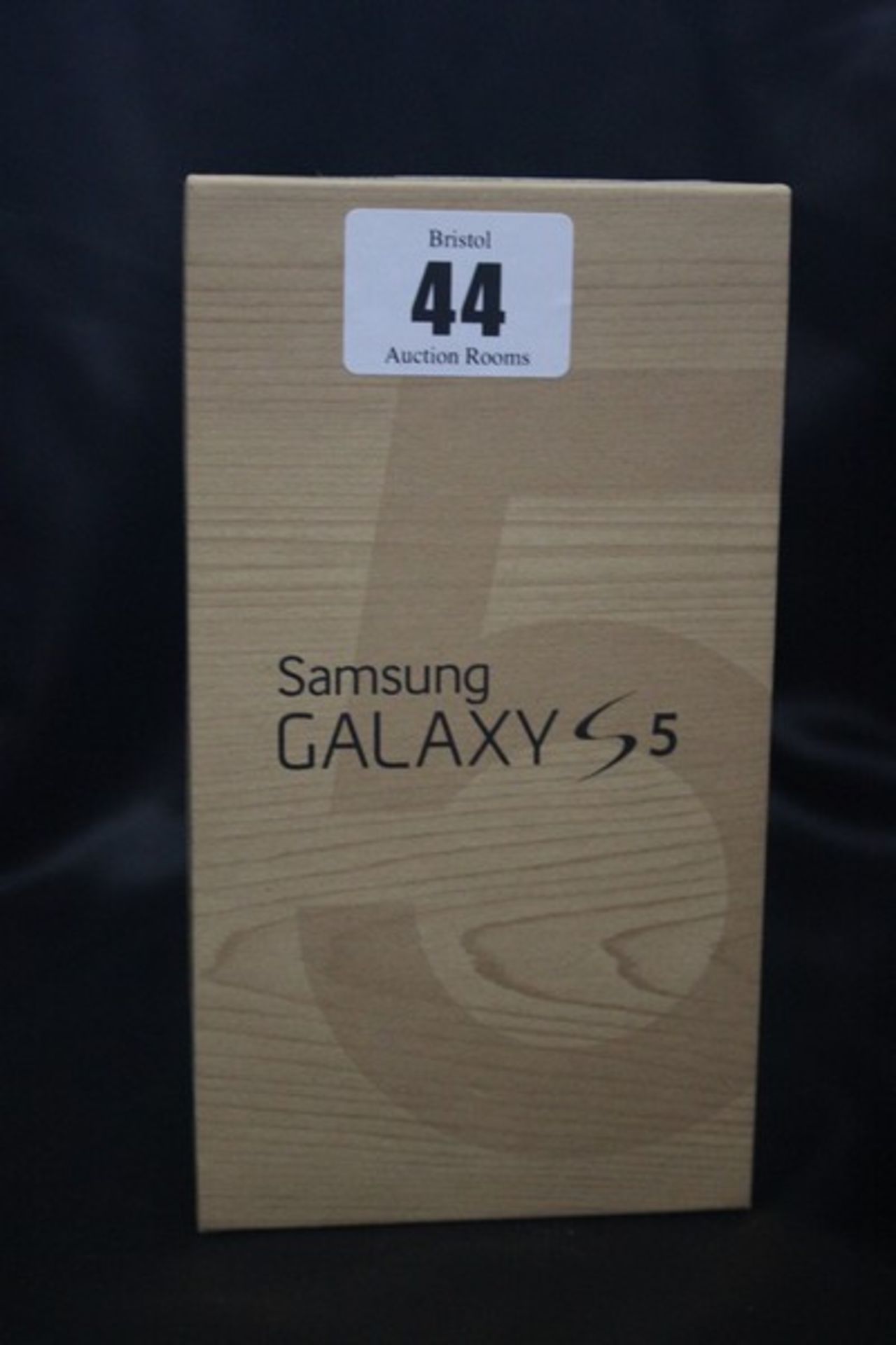 A Samsung Galaxy S5 white SM-6900F 16GB imei: 353222/06/473585/8 (European sim model) (Boxed as