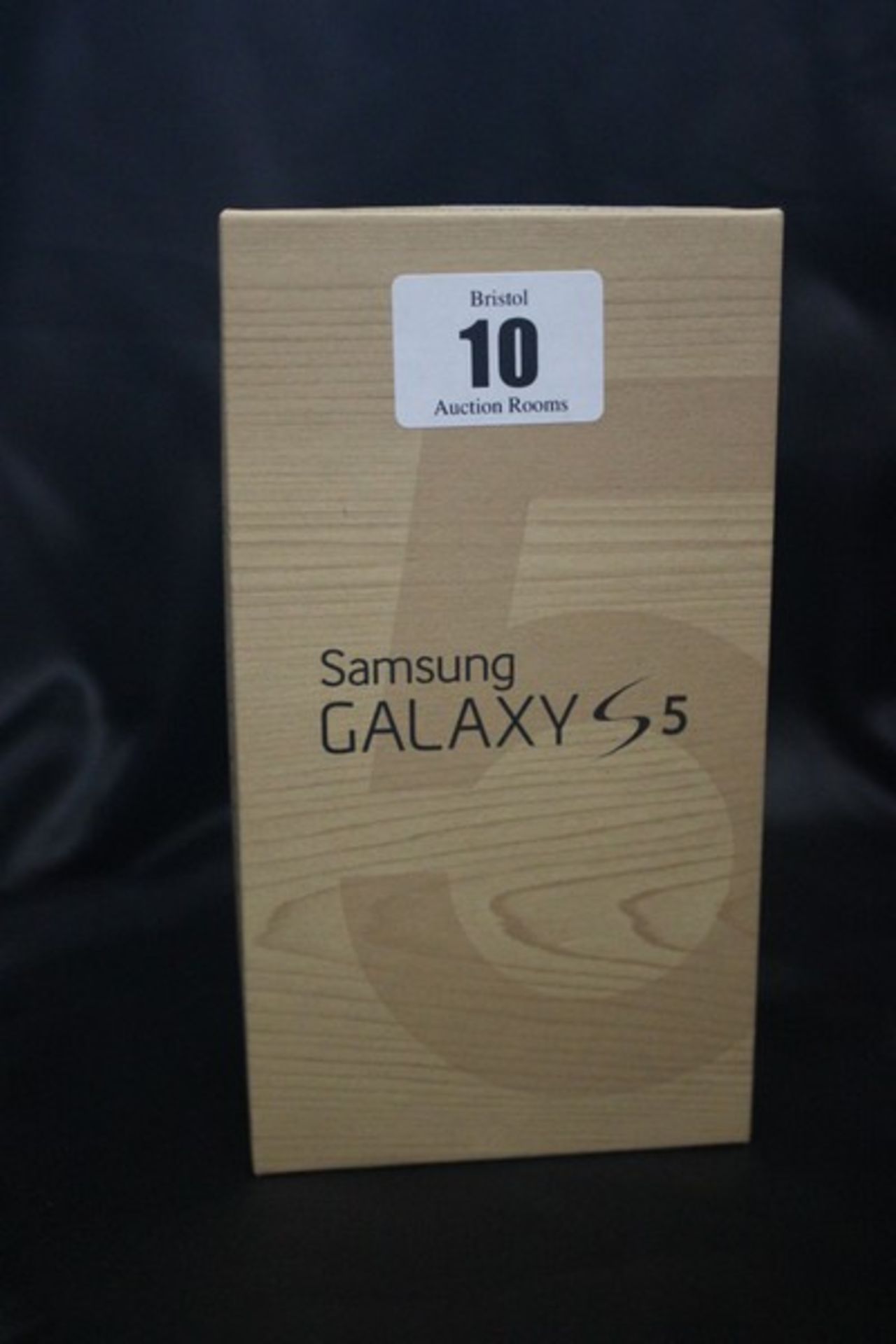 A Samsung Galaxy S5 white SM-6900F 16GB imei: 353222/06/473567/6 (European sim model) (Boxed as