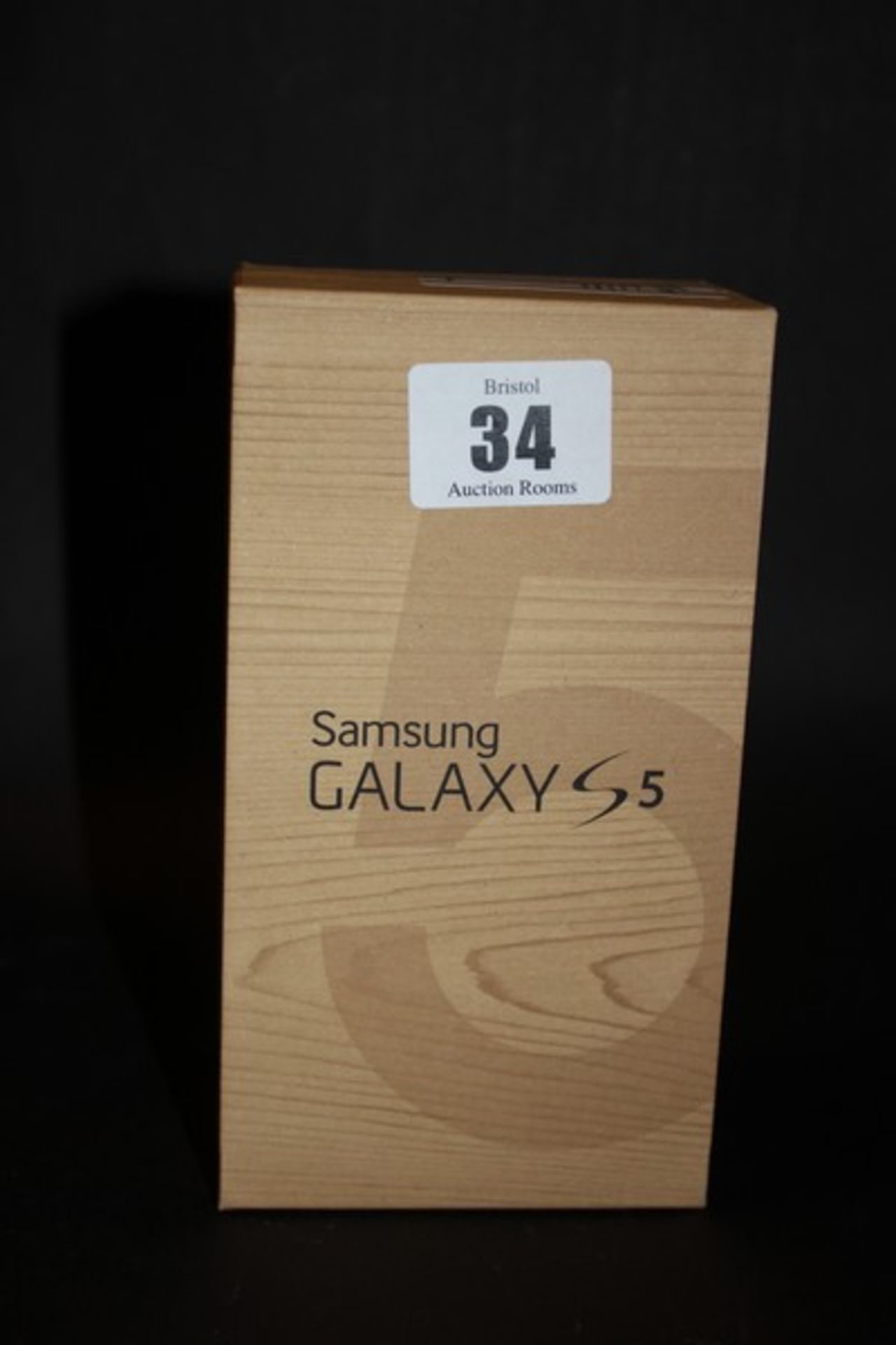 A Samsung Galaxy S5 white SM-G900F 16GB imei: 354886067014310 (Boxed as new).