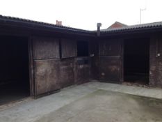 Block of 5 stables with onduline roof and electrics. 10'x12' to 16'x12'. Buyer to remove at own