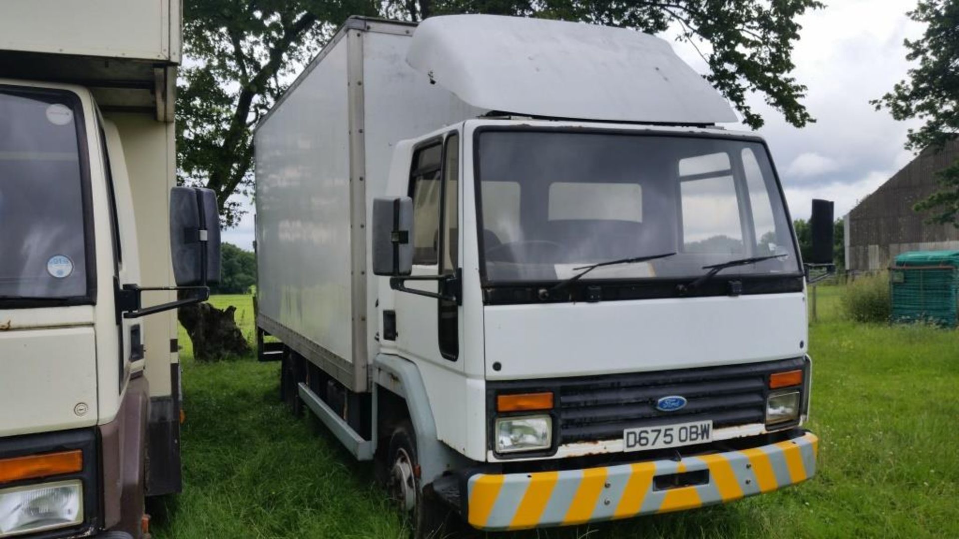 Iveco Lorry Runs, drives with tail lift and dry box NO VAT Location: Great Missenden Buckinghamshire - Image 2 of 2