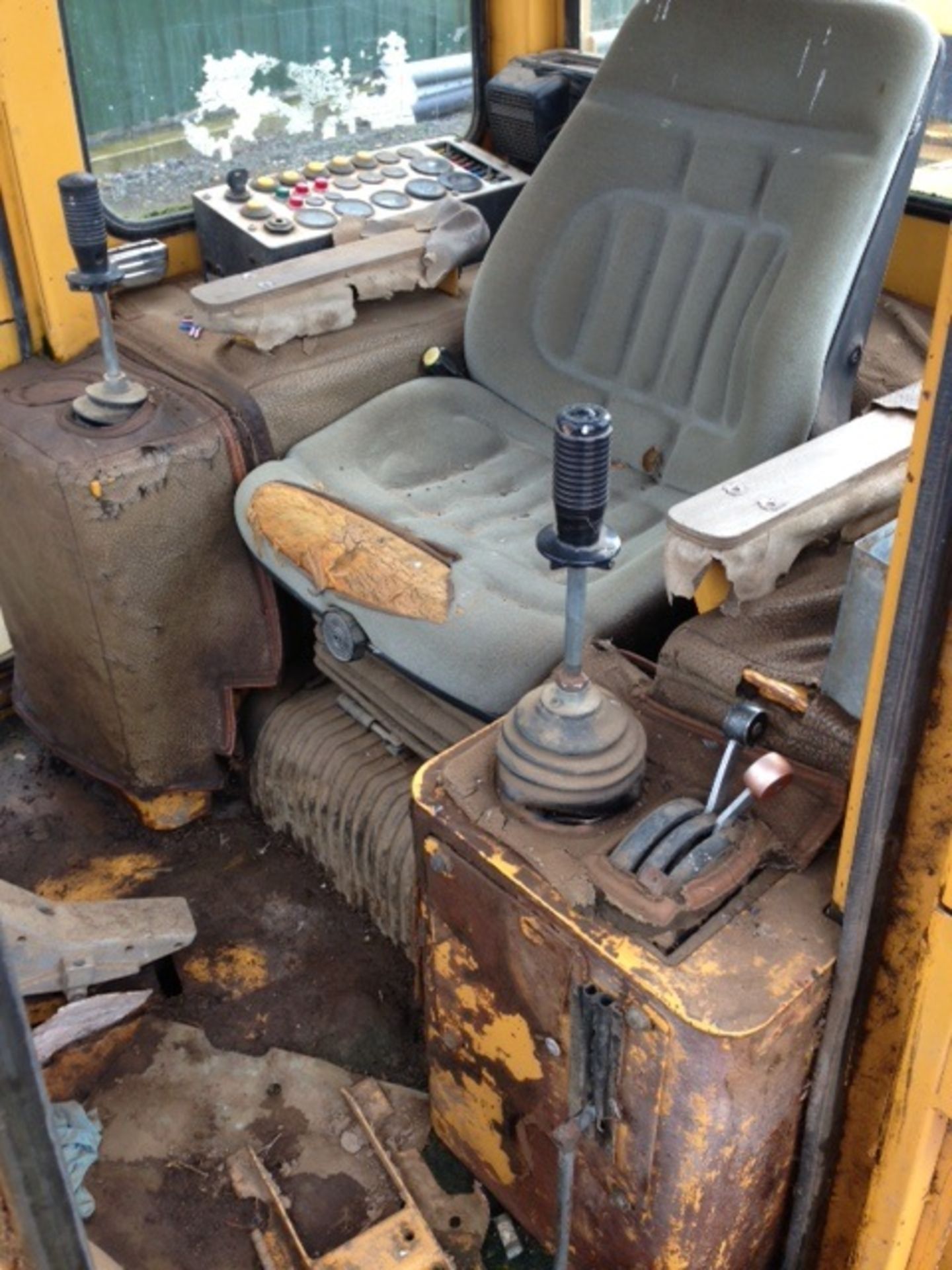 1988 Liebherr LR 611. Tracked loading shovel 5,659 hours. Location Atherstone, Warwickshire. - Image 2 of 4