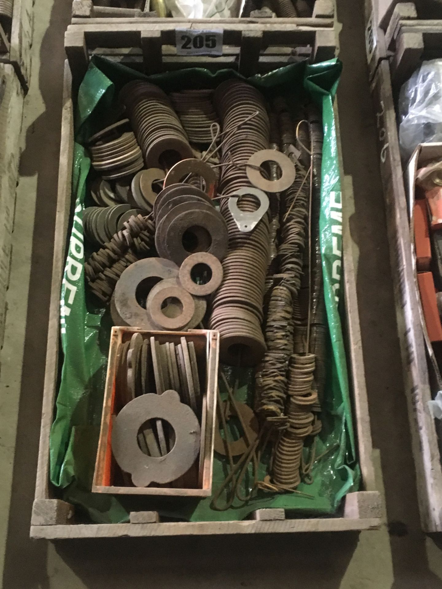 Quantity large flat washers