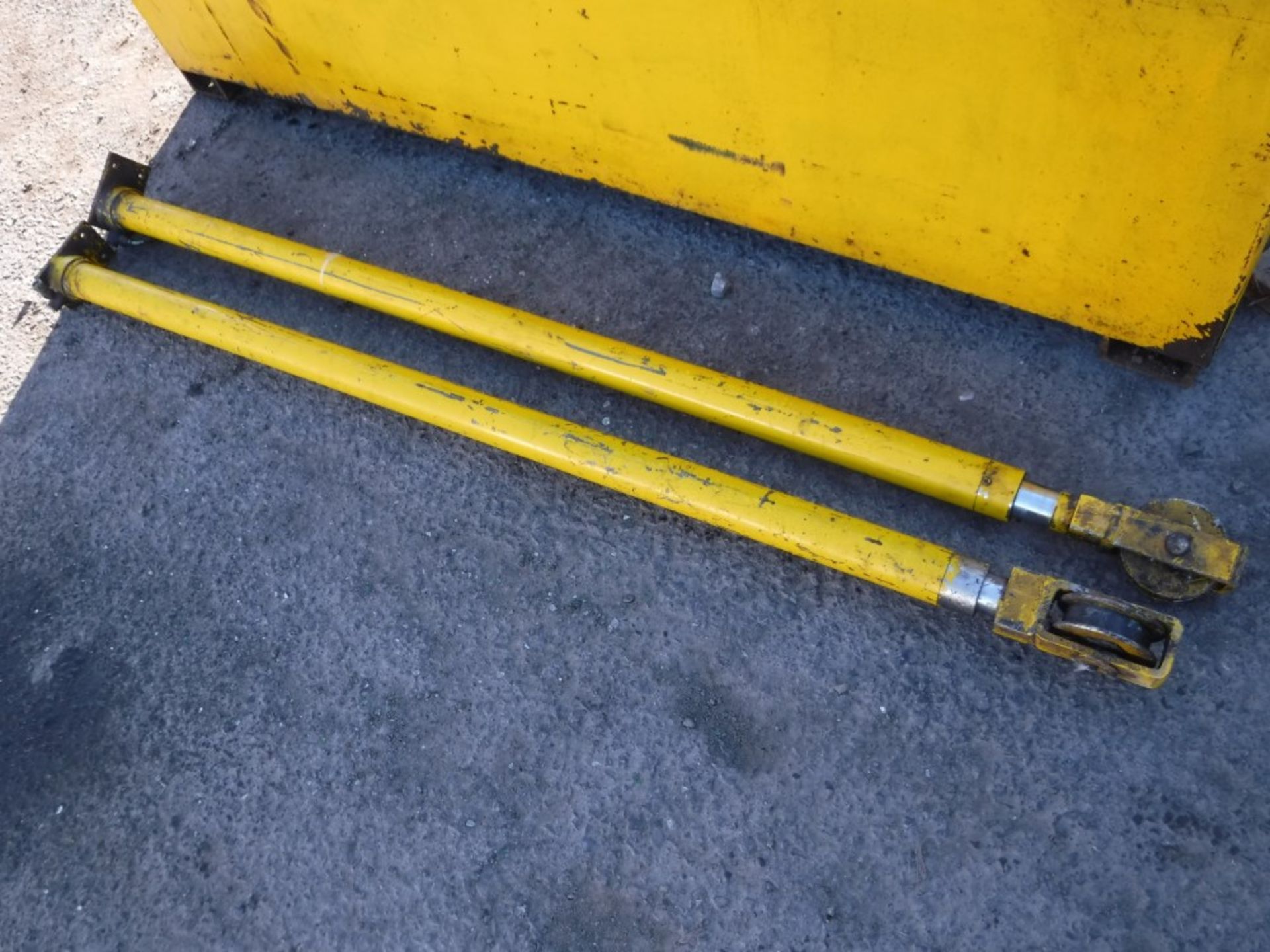 PAIR OF HYDRAULIC RAMS [NO VAT]