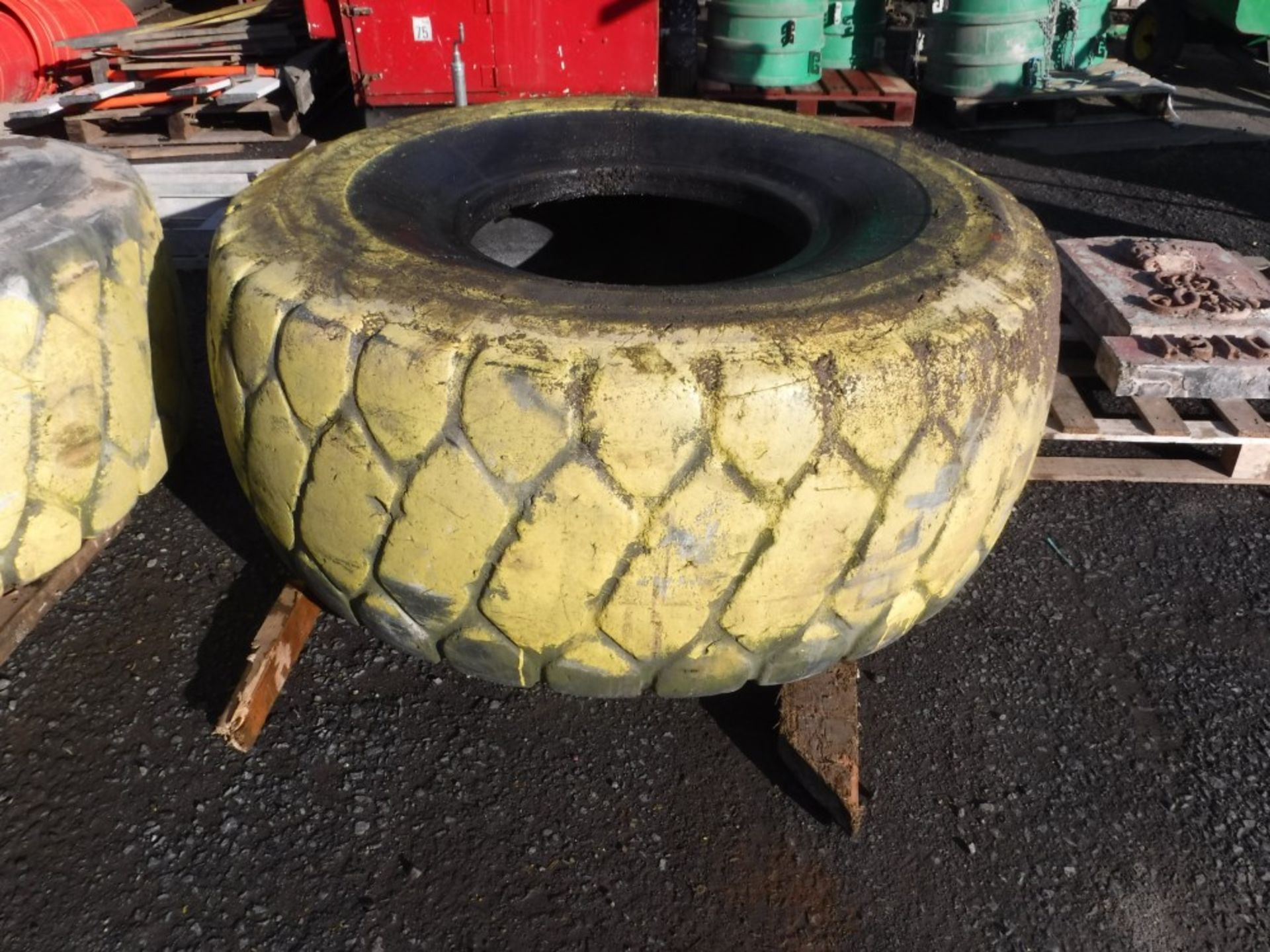 2 TYRES PREVIOUSLY USED AS BARRIERS [+ VAT]