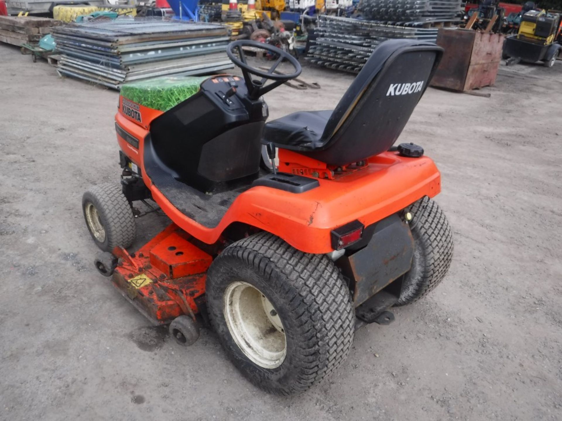 KUBOTA G2160 RIDE ON MOWER [+ VAT] - Image 2 of 4