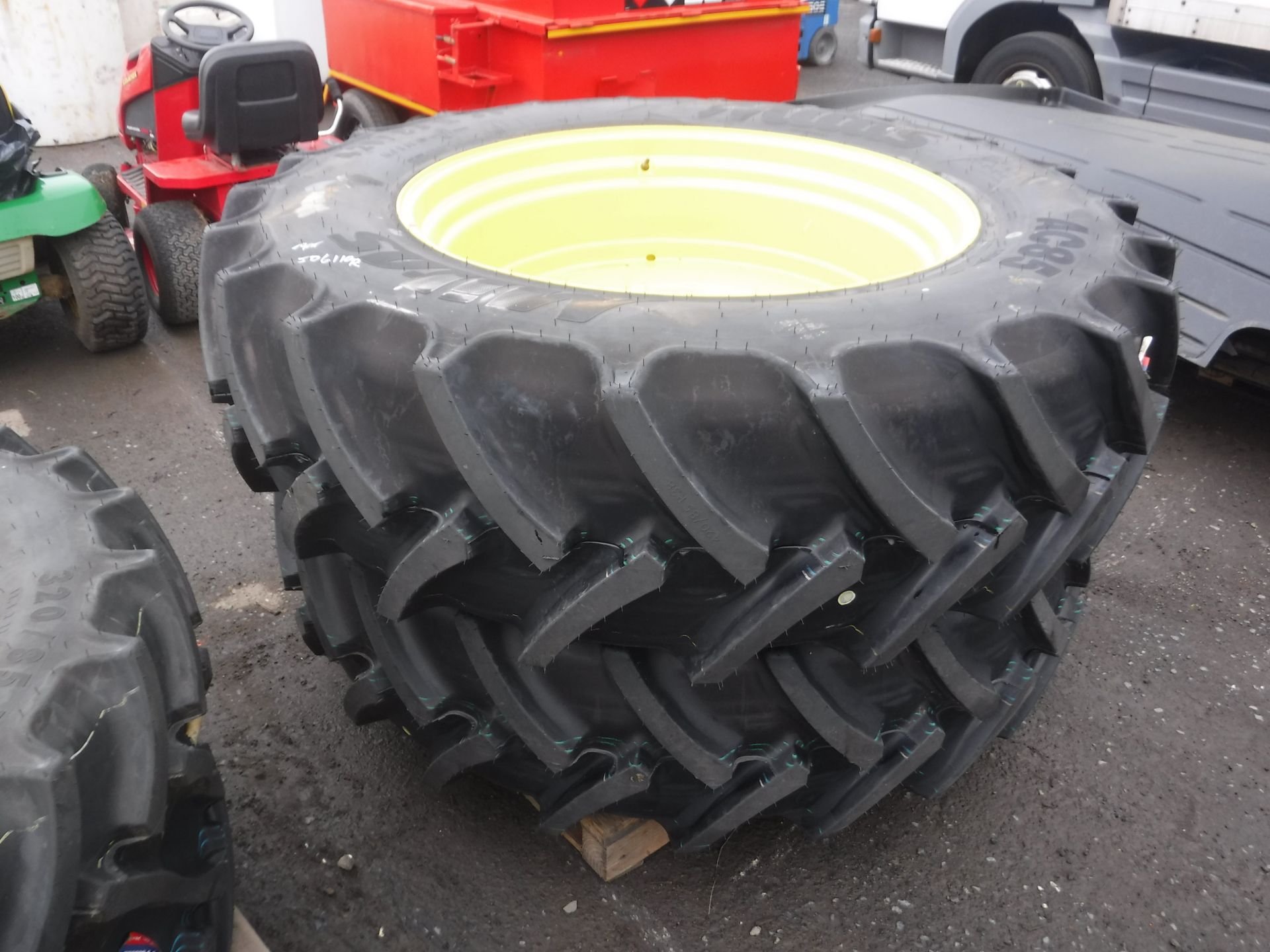 SET OF AGRICULTURAL WHEELS & TYRES OFF JD6110R [+ VAT] - Image 2 of 2