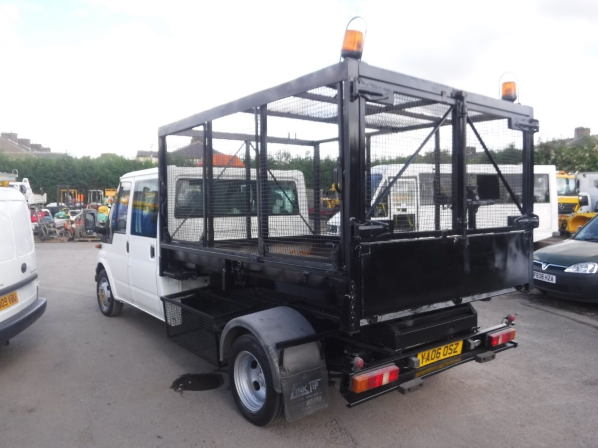 2006 06 reg FORD TRANSIT 350 DOUBLE CAB CAGED TIPPER, 1ST REG 07/06, TEST 02/17, 140037M [+ VAT] - Image 3 of 5