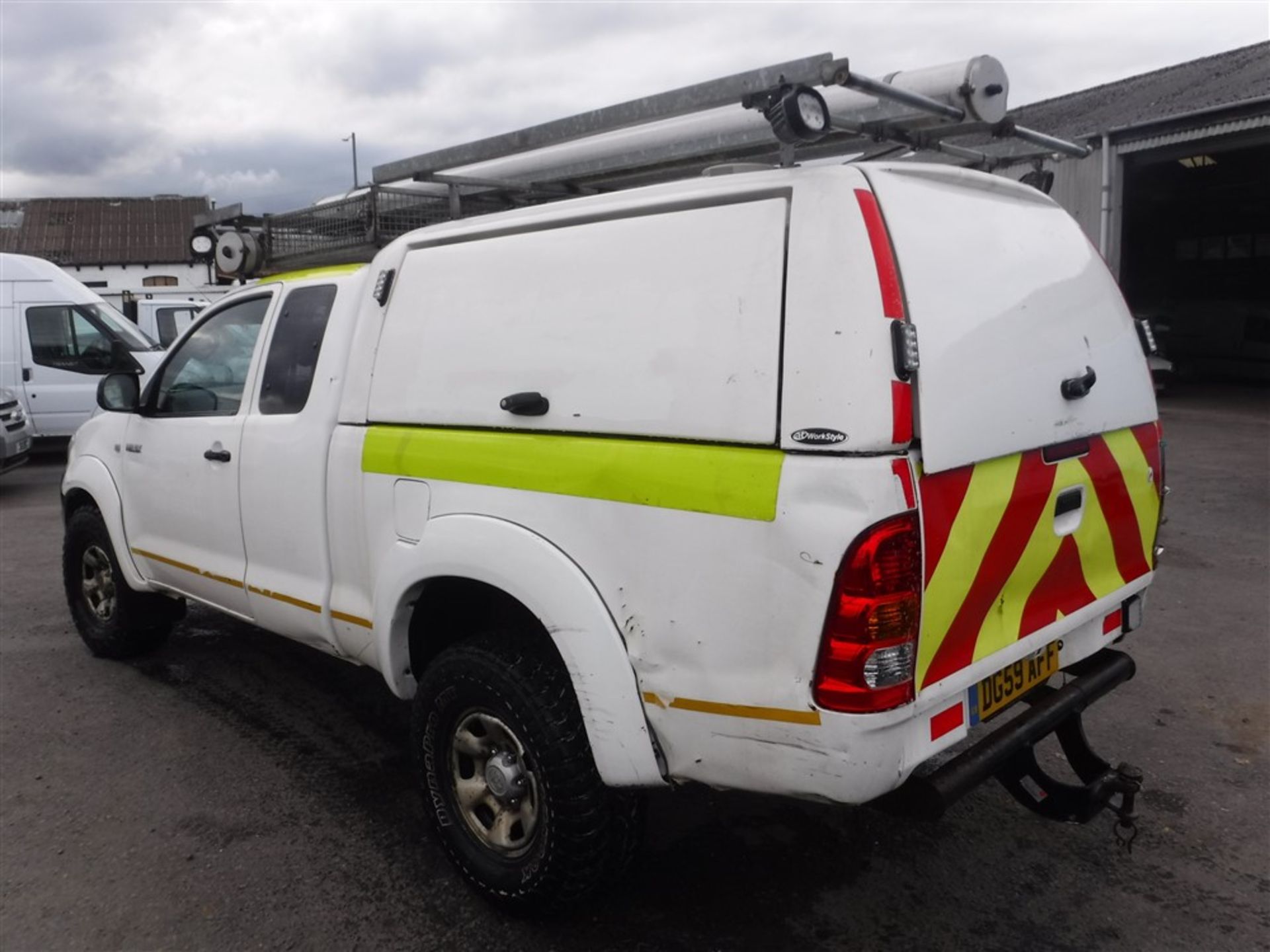 59 reg TOYOTA HILUX HL2 D-4D 4X4 ECB UTILITY, 1ST REG 10/09, TEST 08/17, V5 HERE,1 FORMER KEEPER ( - Image 3 of 5