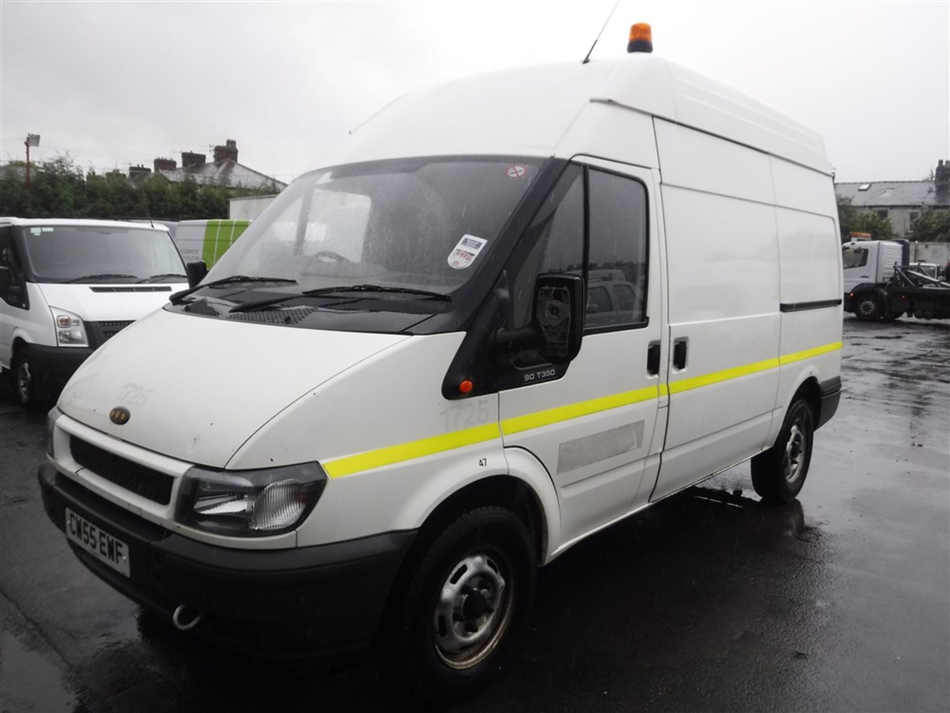 55 reg FORD TRANSIT 350 MWB HI TOP WITH FITTED CRANE LIFT, 1ST REG 12/05, TEST 12/16, 45451M - Image 2 of 5