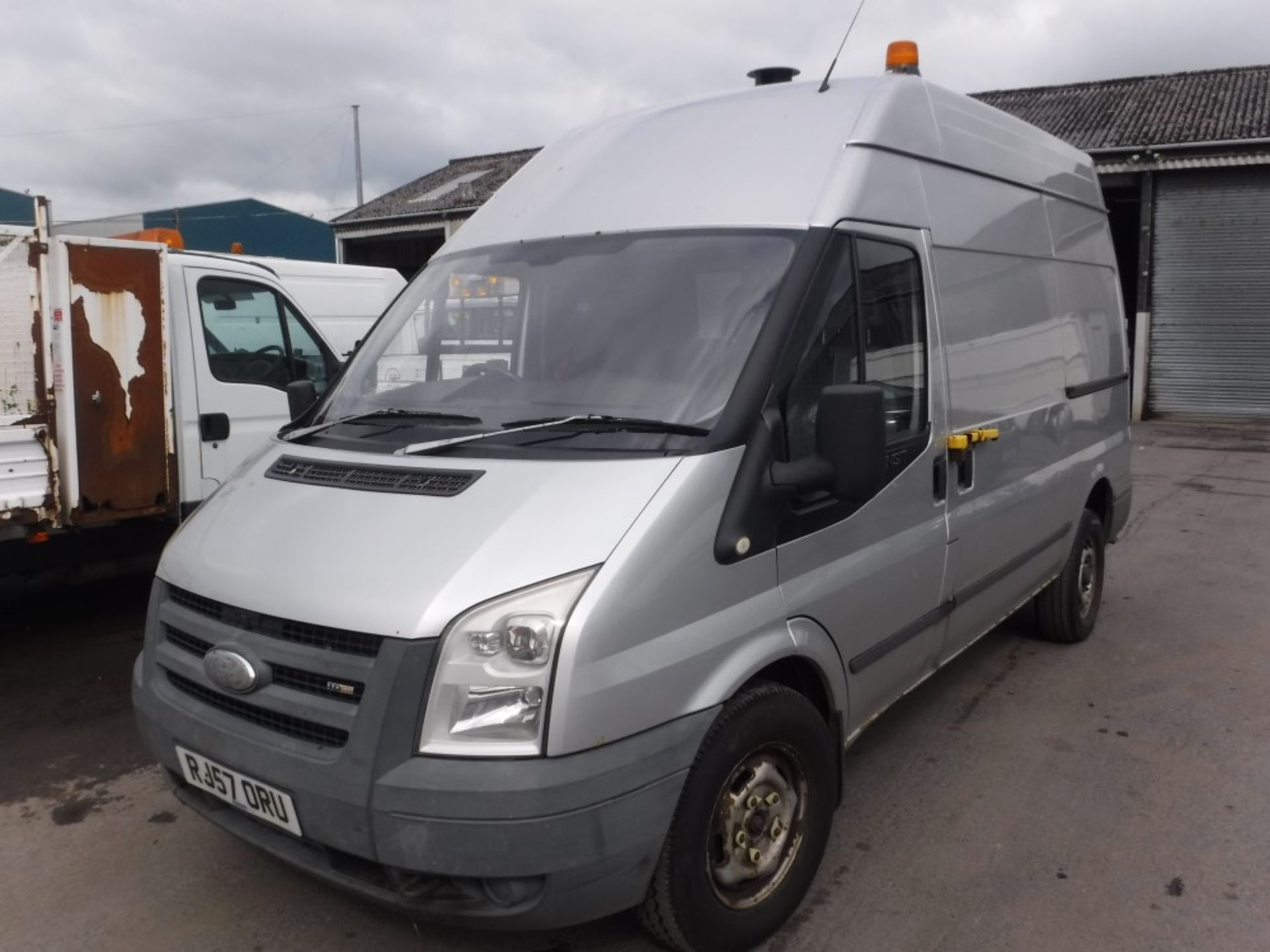 57 reg FORD TRANSIT 140 T350M RWD VAN, 1ST REG 11/07. TEST 10/16, 131501M, V5 HERE, 1 FORMER - Image 2 of 5