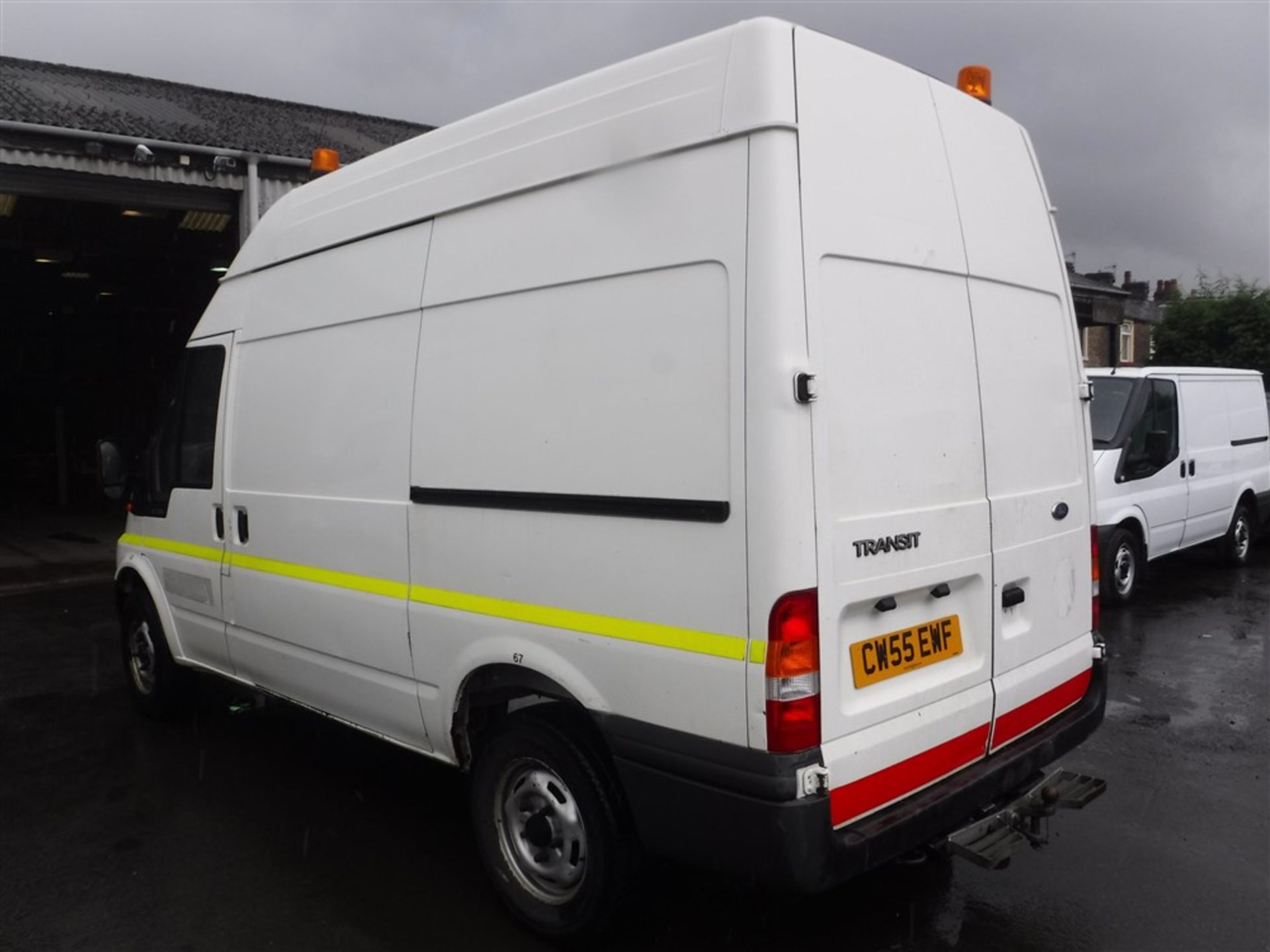 55 reg FORD TRANSIT 350 MWB HI TOP WITH FITTED CRANE LIFT, 1ST REG 12/05, TEST 12/16, 45451M - Image 3 of 5