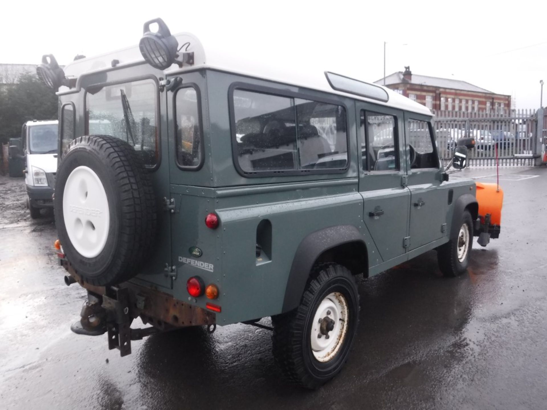 2009 LAND ROVER DEFENDER 110 C/W SNOW PLOUGH, 15762M WARRANTED, NO V5 (EX MOD) [+ VAT] - Bild 4 aus 5