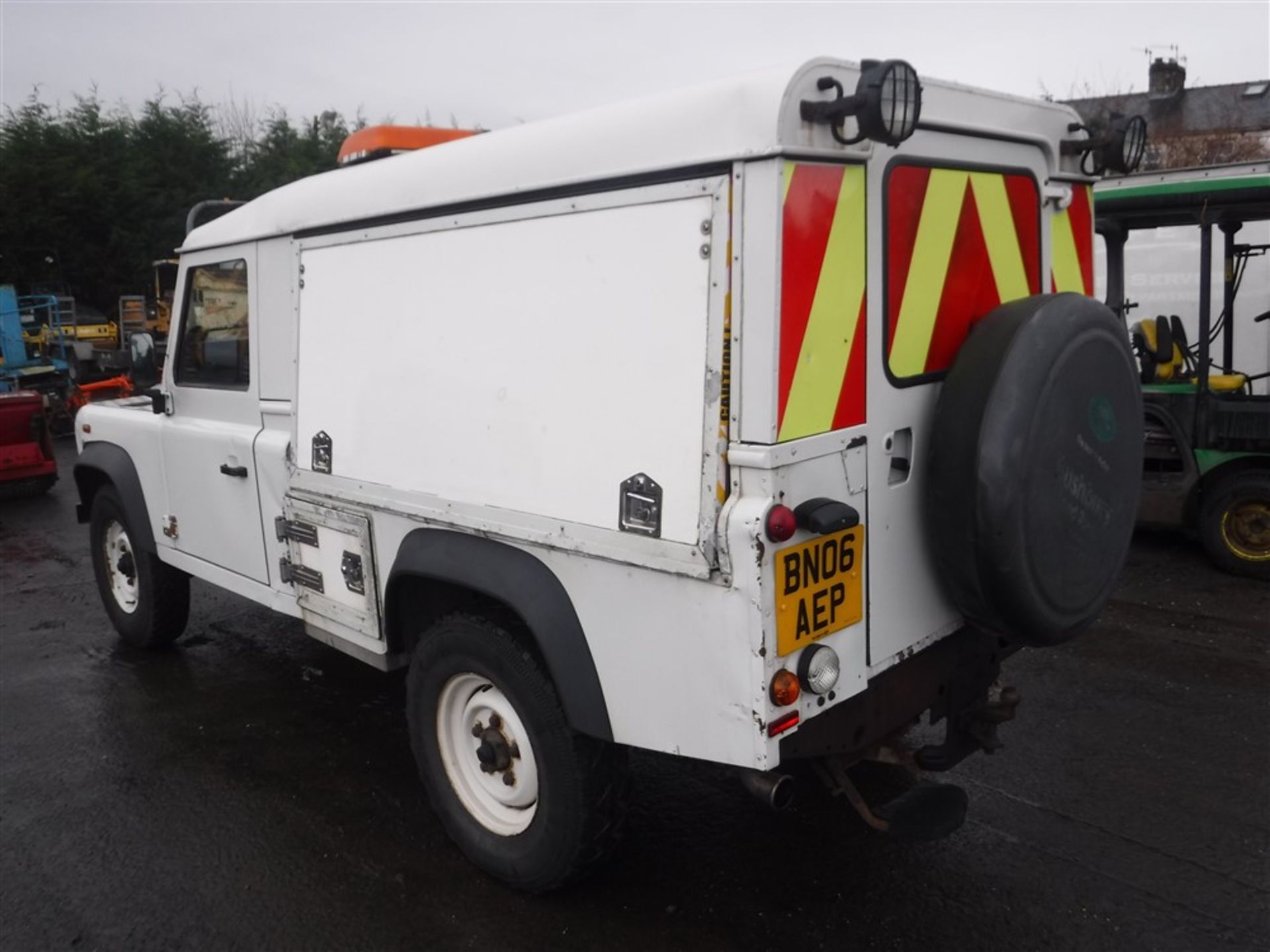 06 reg LANDROVER DEFENDER 110 TD5 LIGHT 4X4 UTILITY, 1ST REG 03/06, 132182M WARRANTED, V5 HERE, 1 - Bild 3 aus 5