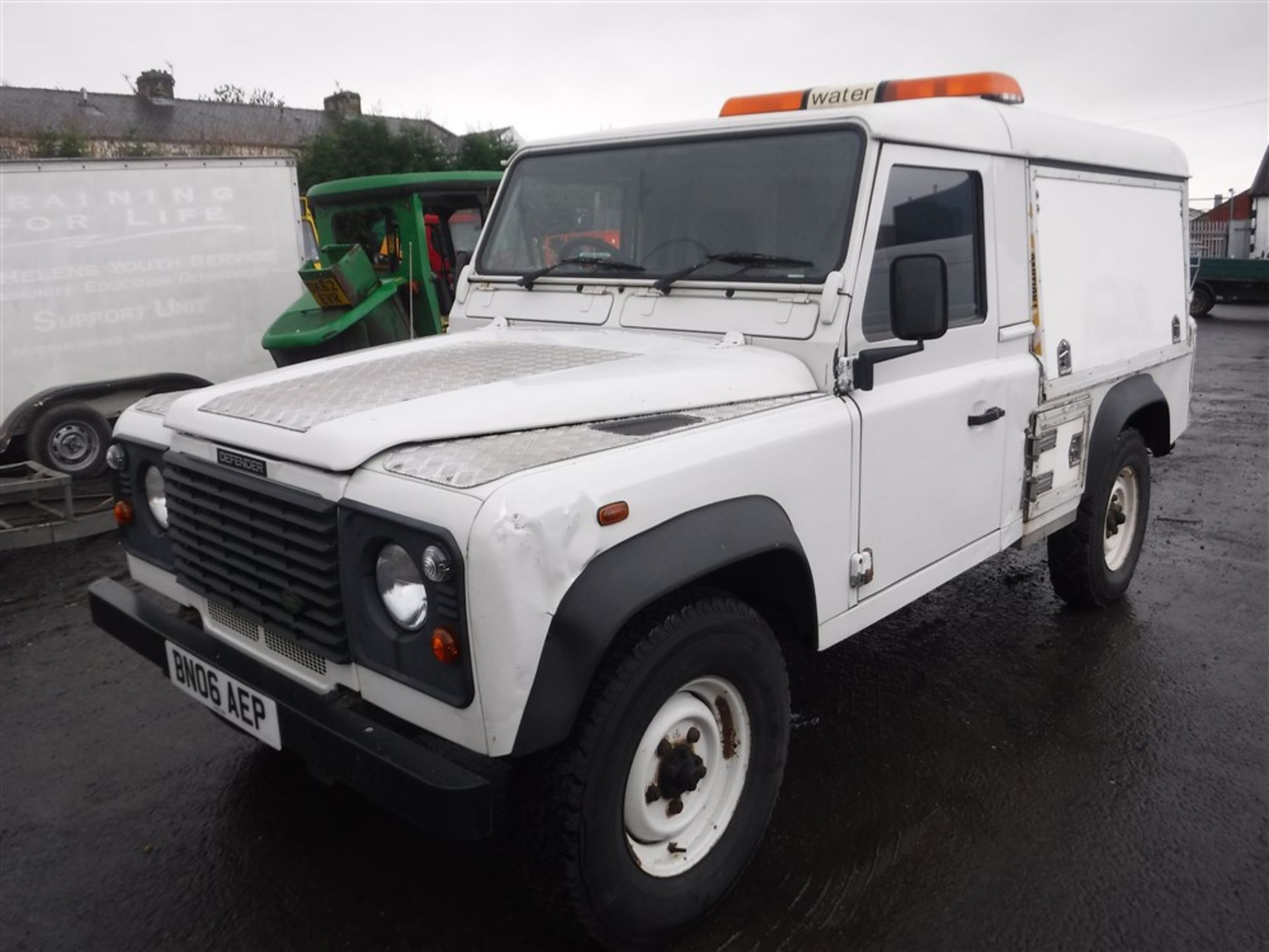 06 reg LANDROVER DEFENDER 110 TD5 LIGHT 4X4 UTILITY, 1ST REG 03/06, 132182M WARRANTED, V5 HERE, 1 - Bild 2 aus 5