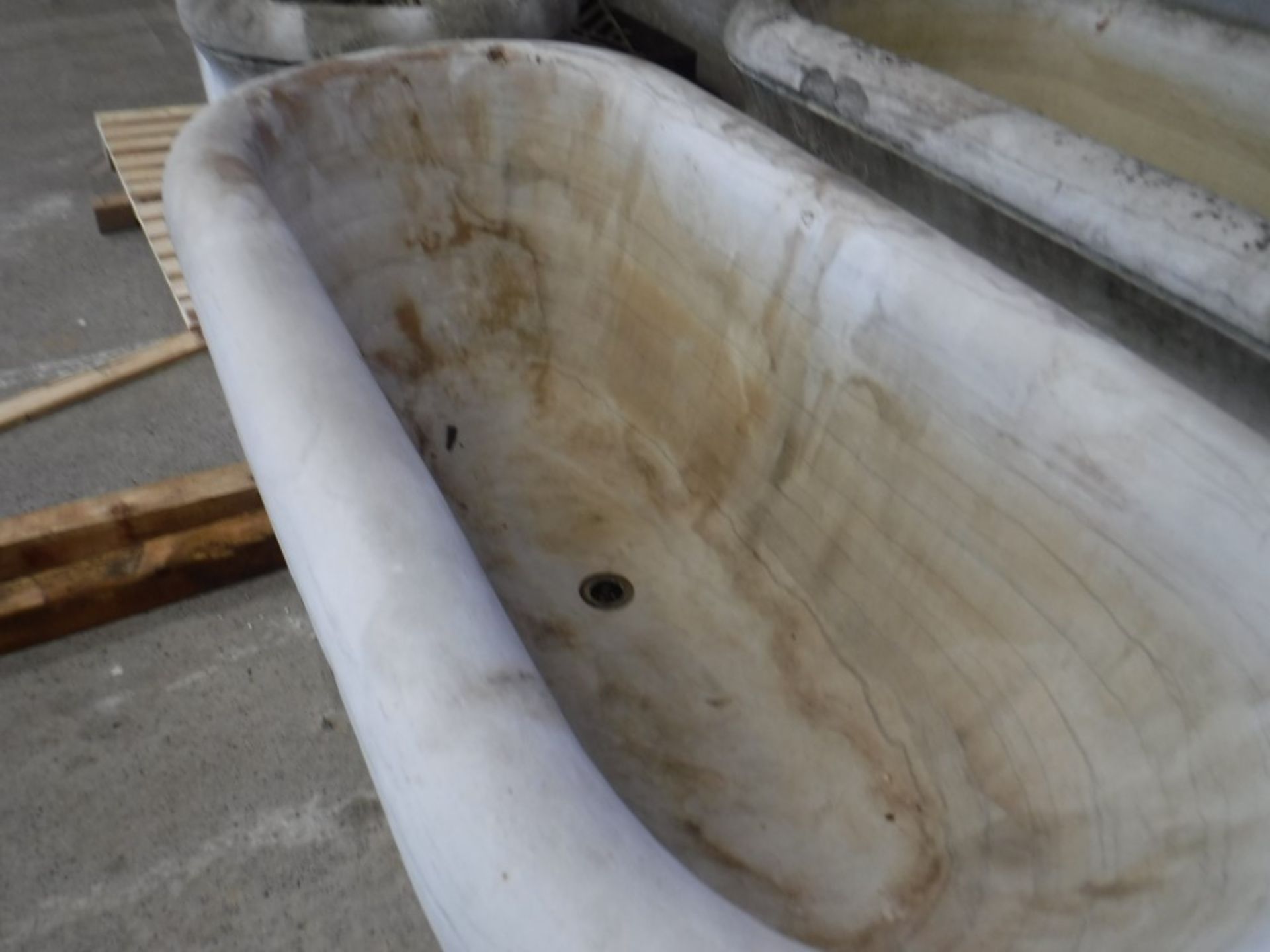 LARGE MARBLE BATH INDOOR OUTDOOR USE WATER FEATURE [+ VAT] - Image 3 of 3