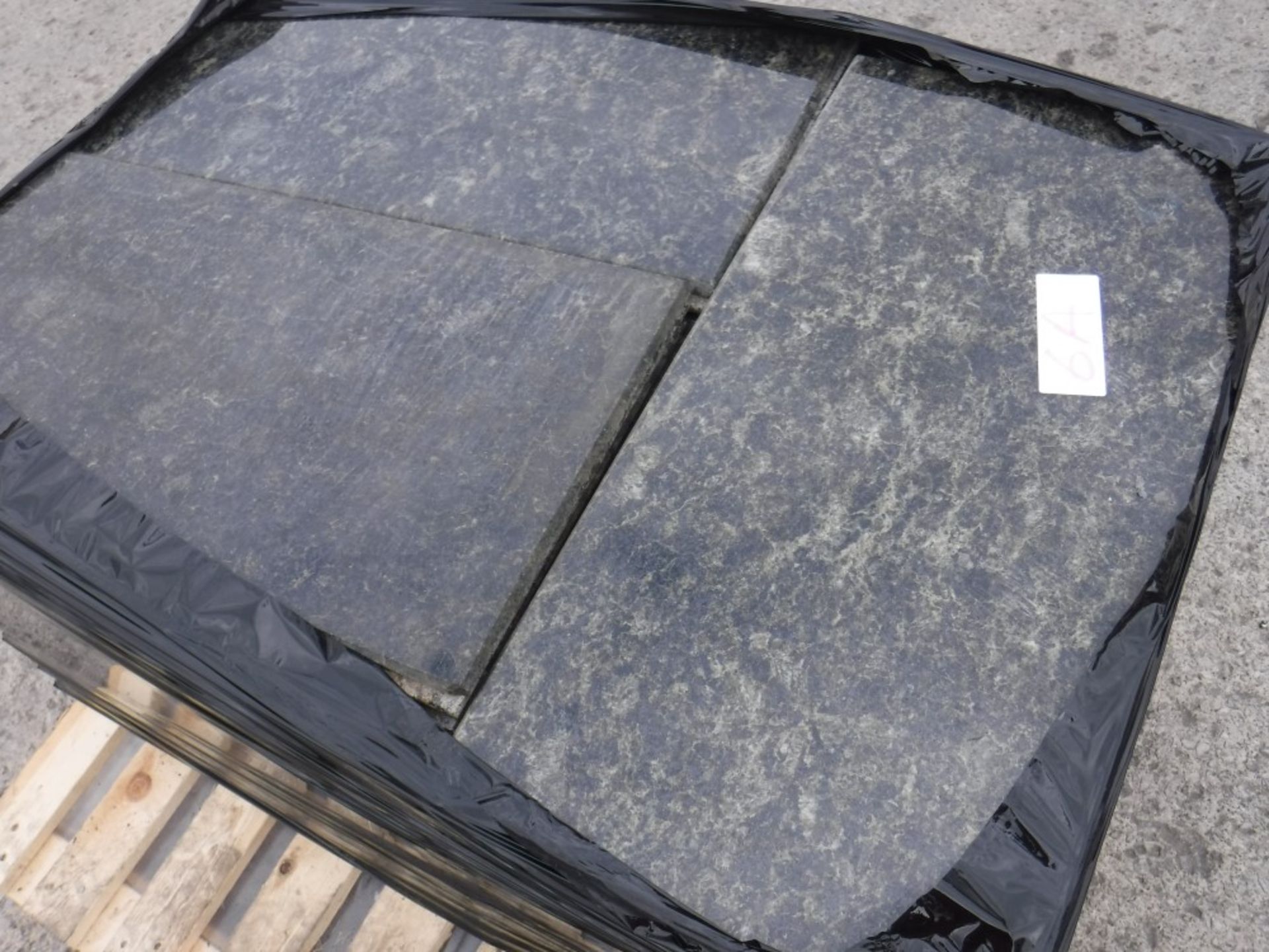 PALLET OF LARGE BLACK GRANITE TILES [+ VAT] - Bild 2 aus 3