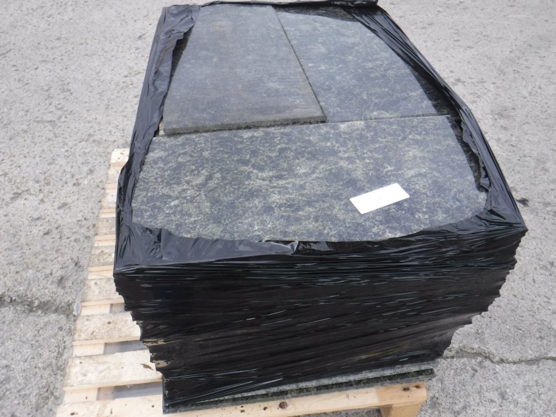 PALLET OF LARGE BLACK GRANITE TILES [+ VAT] - Bild 3 aus 3