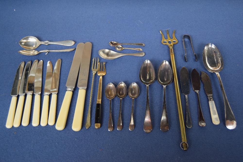 A mixed lot of silver and silver plated flatware,