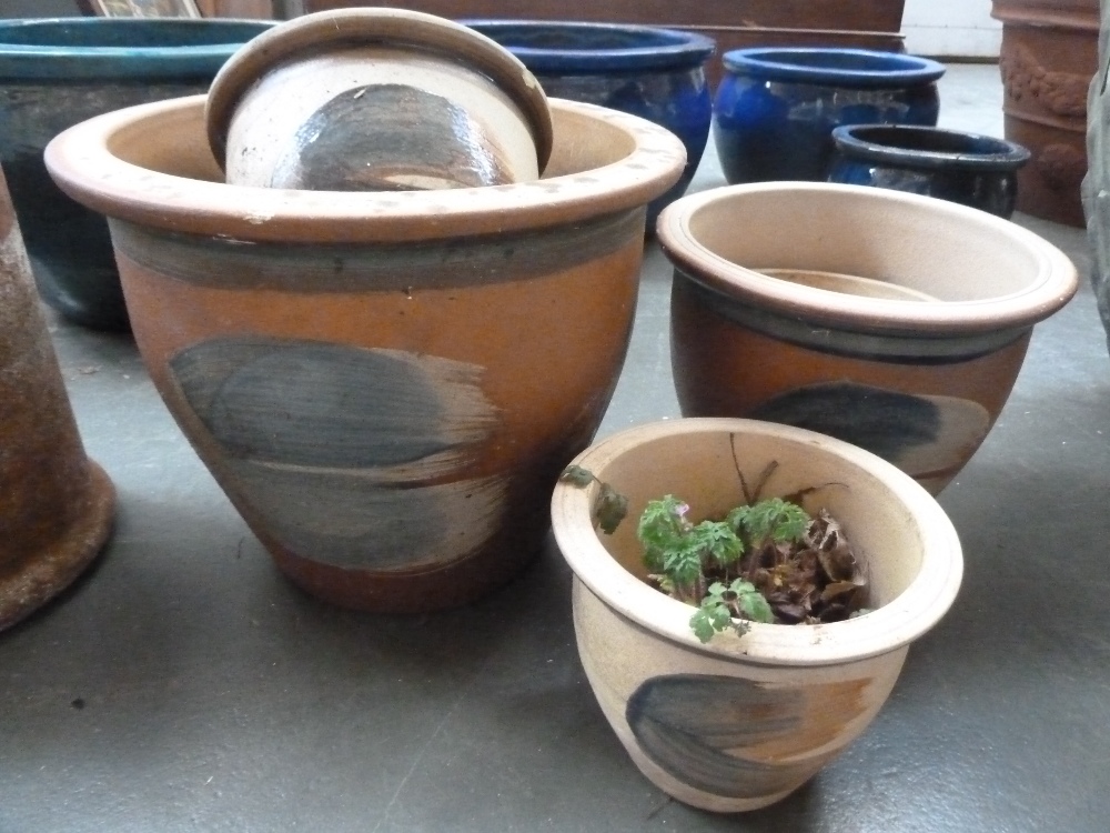 Five plant pots and planters of various sizes (5)