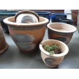 Five plant pots and planters of various sizes (5)