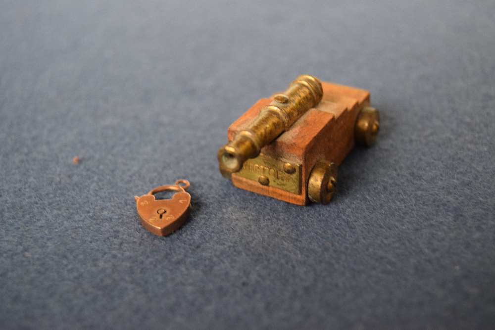 A 9ct gold padlock locket,