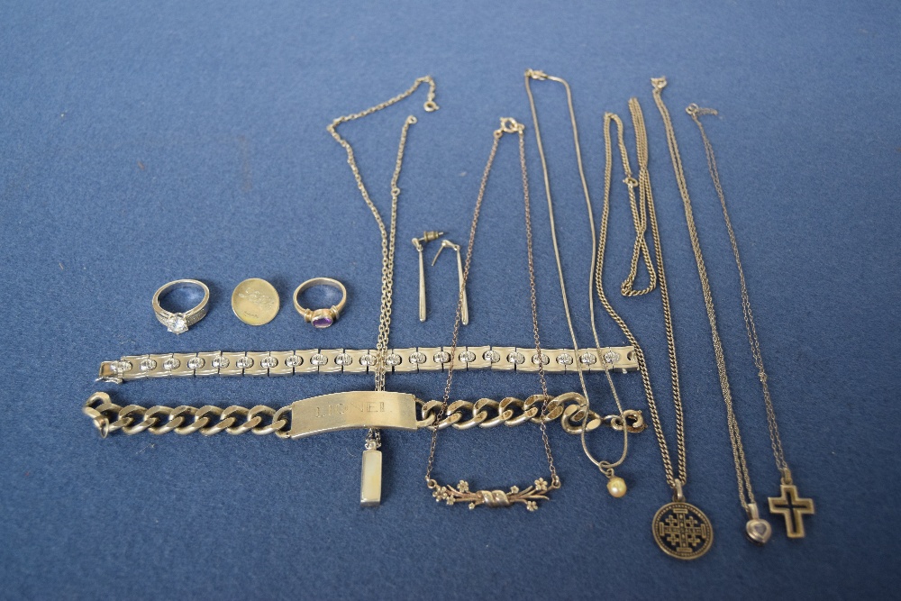 A mixed lot of silver jewellery items including drop earrings, a silver and amethyst ring,