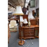 A mixed lot of lamps including brass based and ceramic lamps