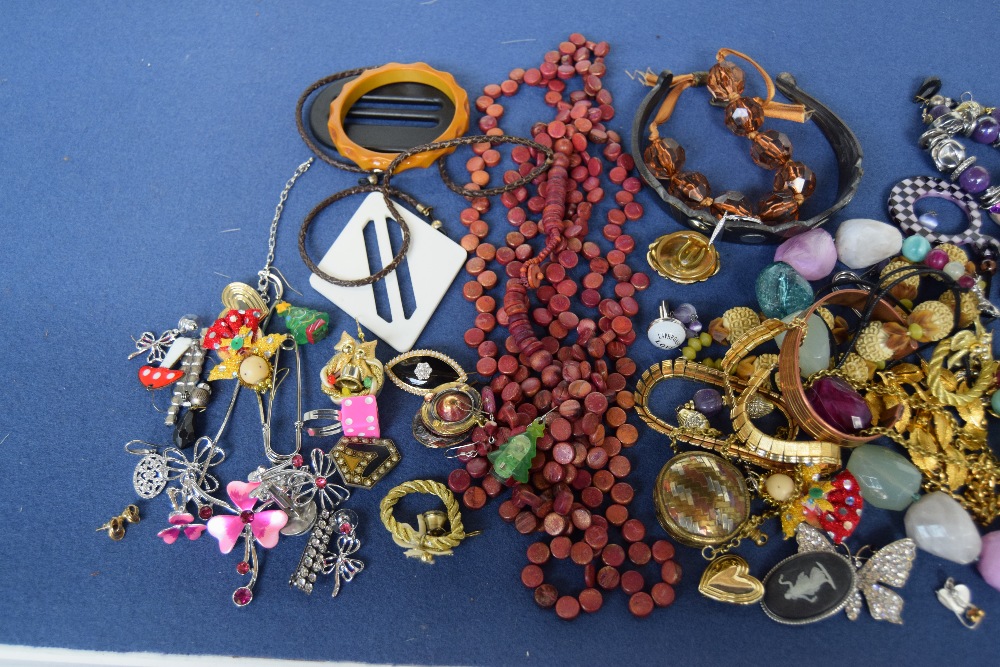 A collection of various pieces of costume jewellery with a cream jewellery box - Image 6 of 8