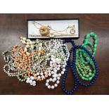 A quantity of costume jewellery,