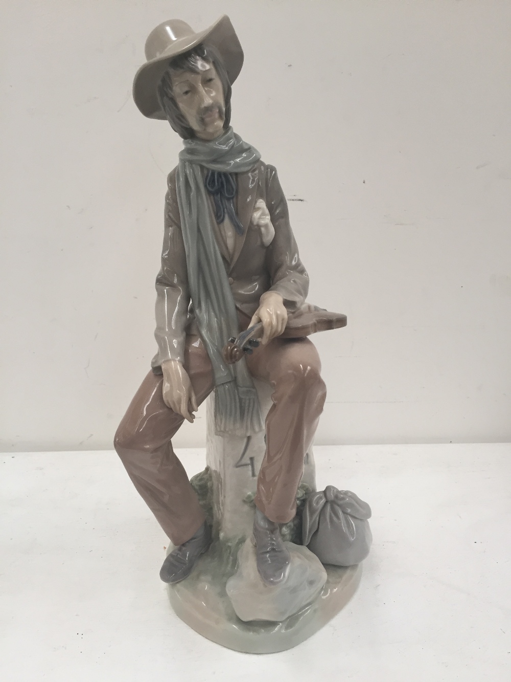 A Lladro figurine of an vagrant with violin 35 cm height