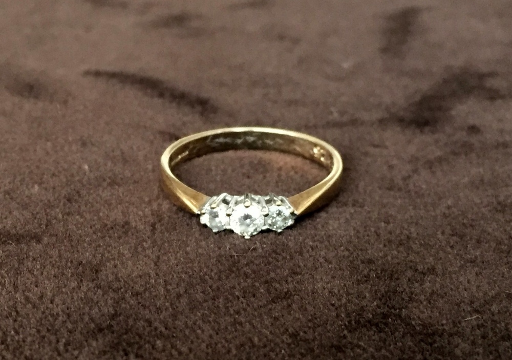 A 9ct gold ring with three zirconia