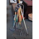 A quantity of garden tools and accessories including a Hozelock garden hose and portable stand,