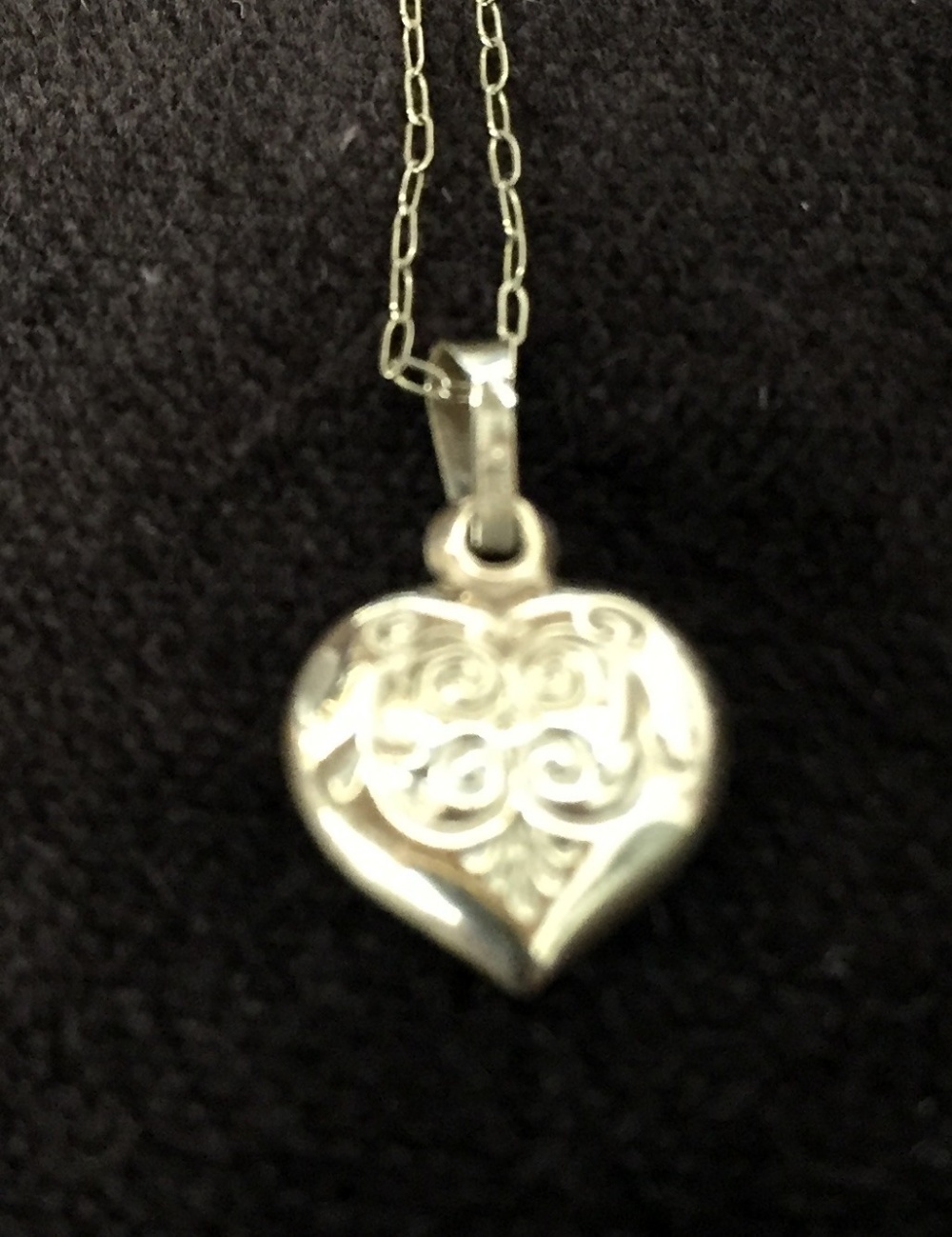 A 9ct chain with heart shape pendant together with two 9ct gold ring - Image 2 of 2