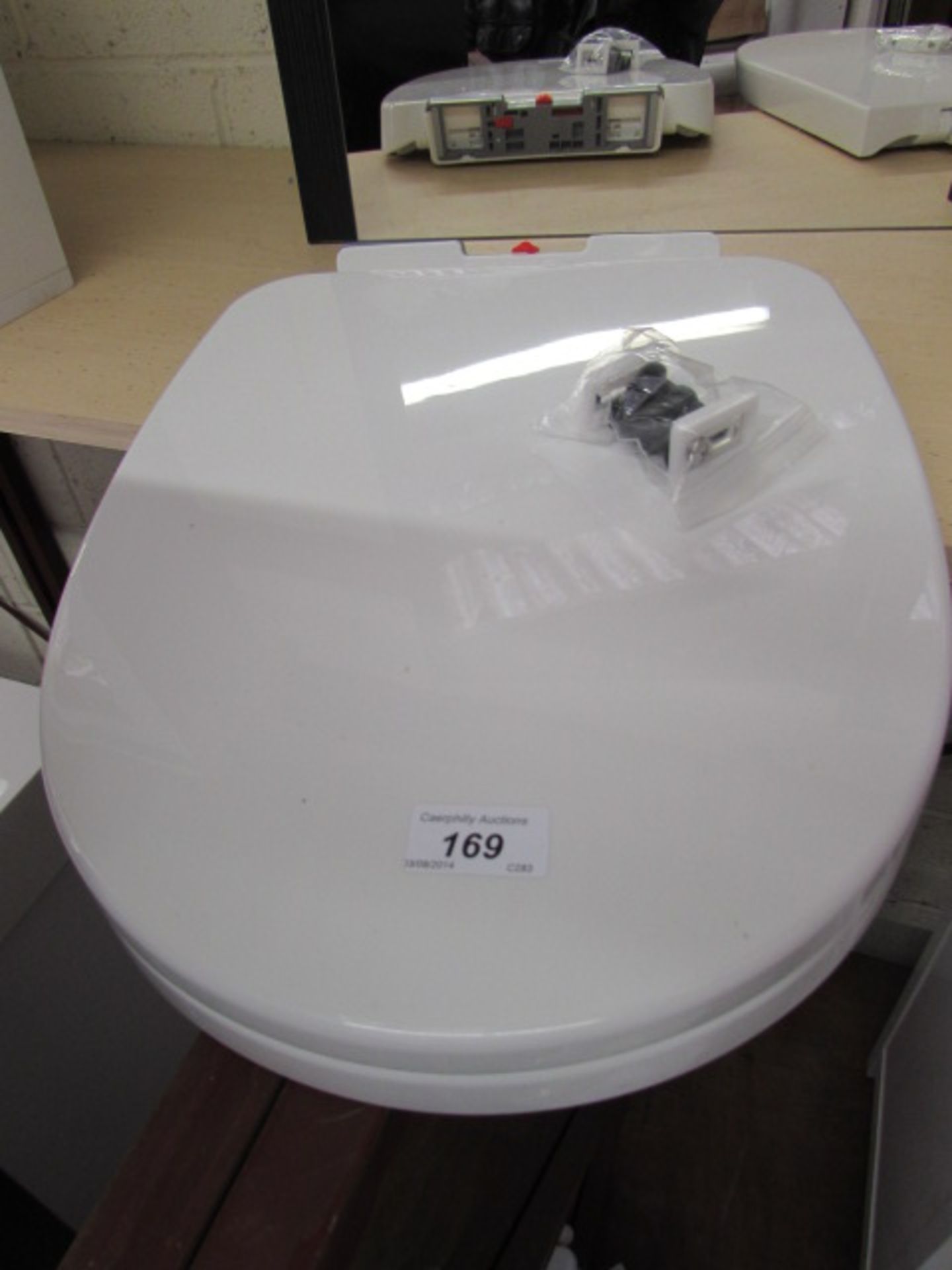 Soft close toilet seat