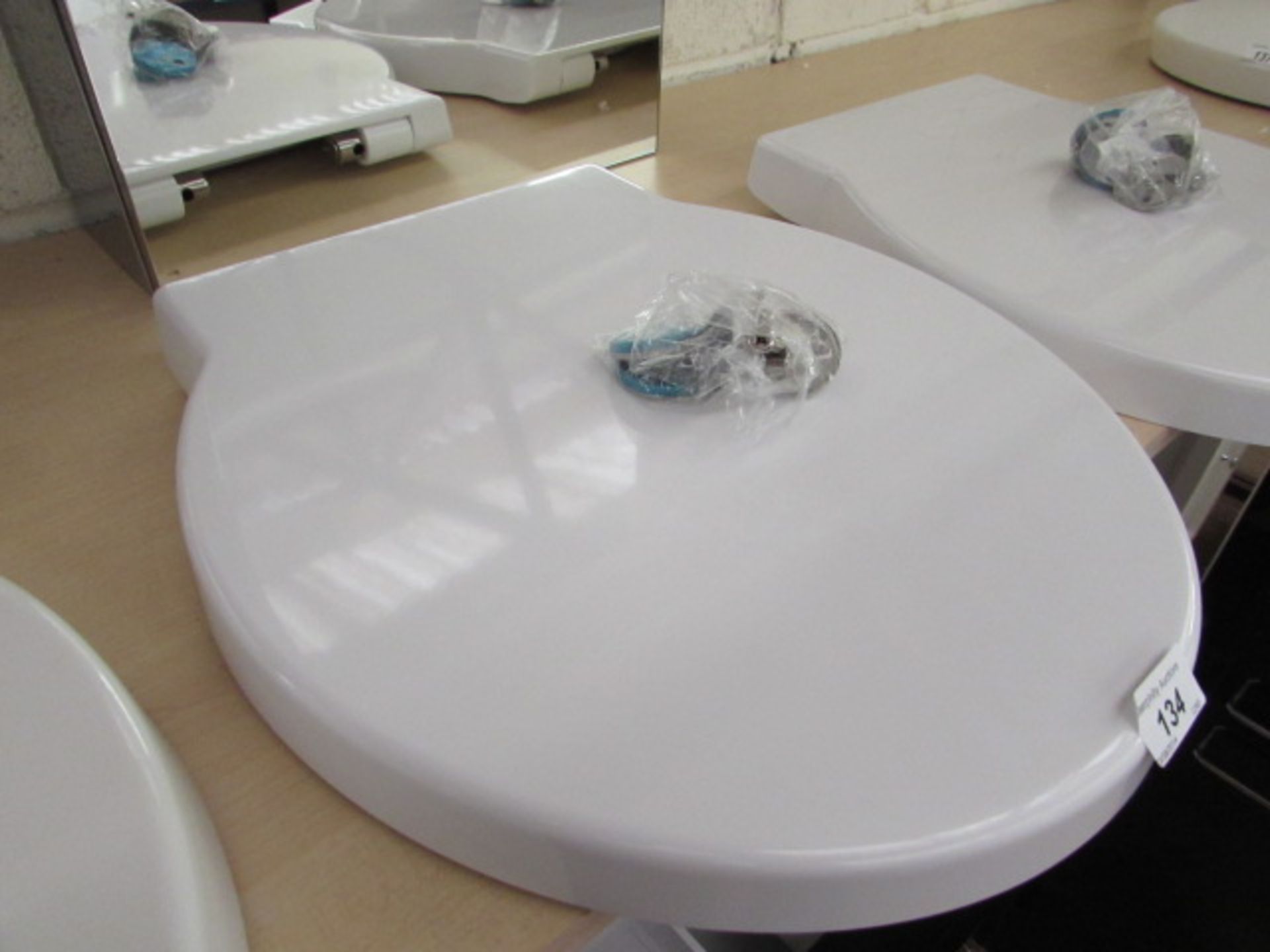 Soft close toilet seat