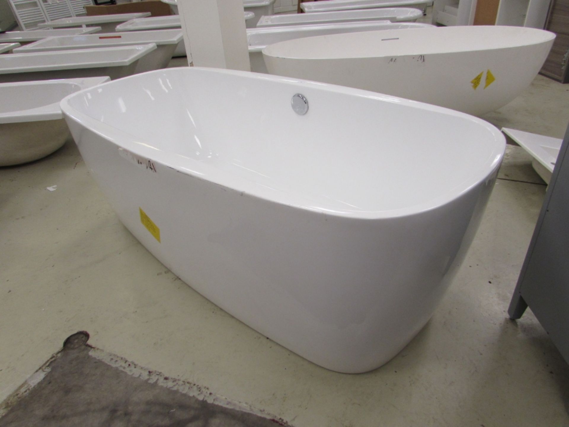 Lucite 1700 Double skinned contemporary free standing bath. Super deep, 195 ltrs capacity and fitted - Image 3 of 4
