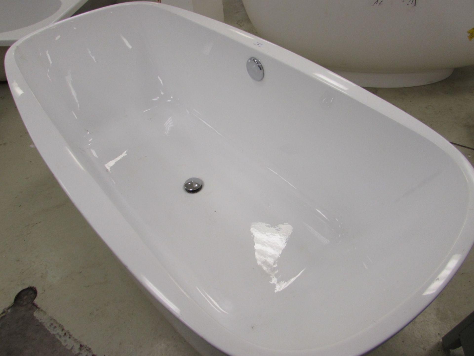 Lucite 1700 Double skinned contemporary free standing bath. Super deep, 195 ltrs capacity and fitted - Image 4 of 4