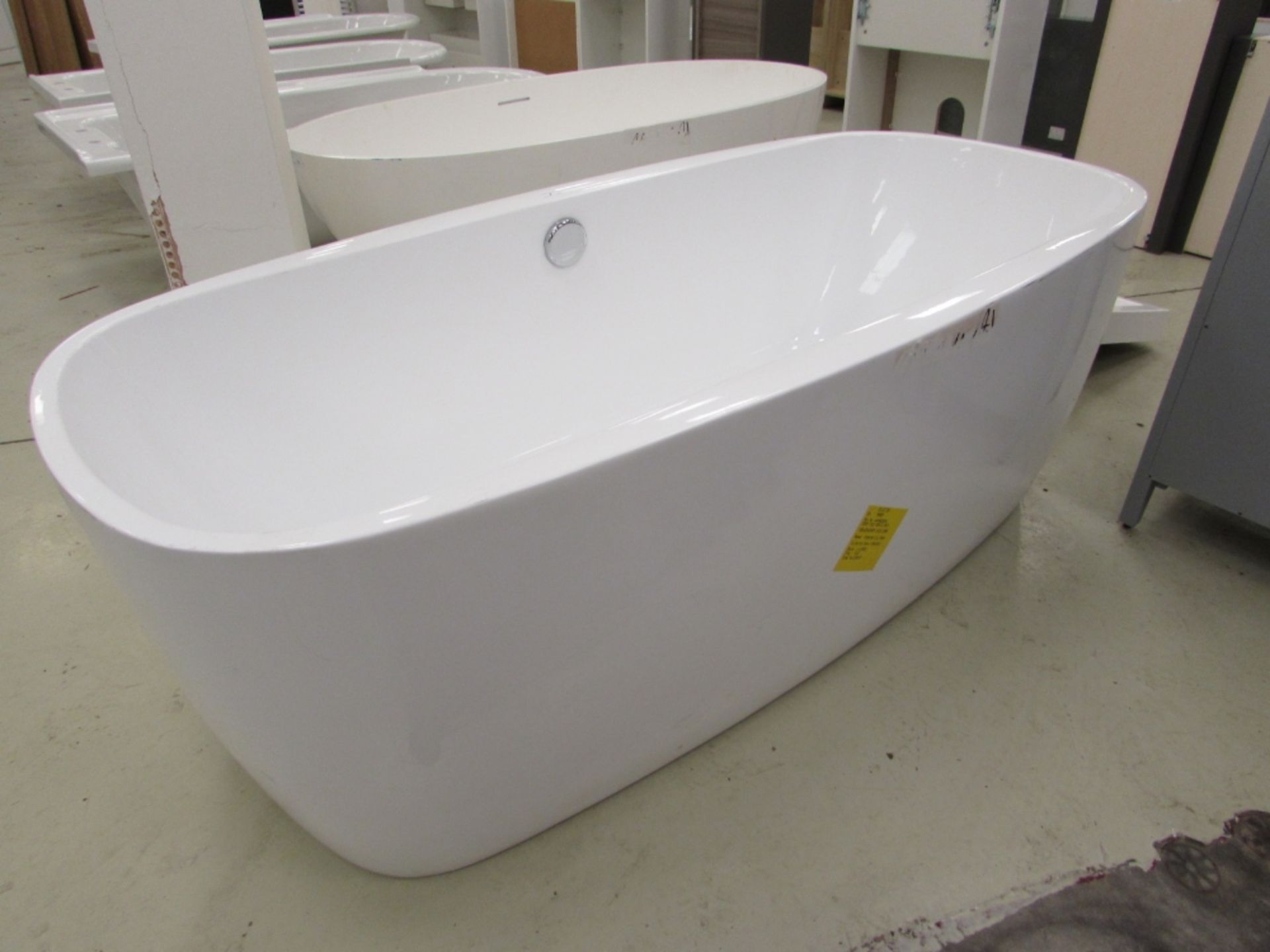 Lucite 1700 Double skinned contemporary free standing bath. Super deep, 195 ltrs capacity and fitted - Image 2 of 4