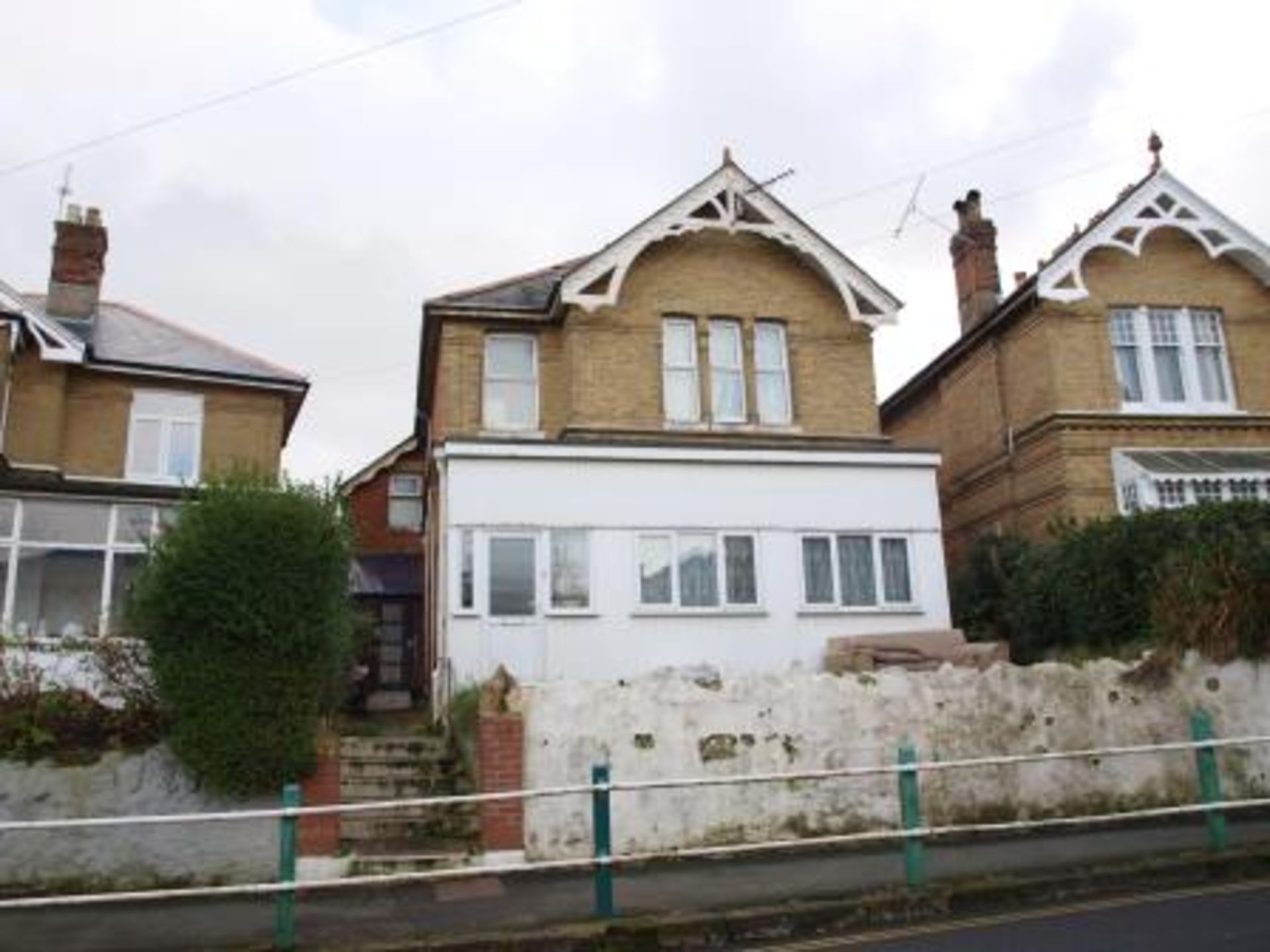 ISLE OF WIGHT - FREEHOLD DETACHED FOUR BEDROOM HMO AND SELF-CONTAINED FLAT