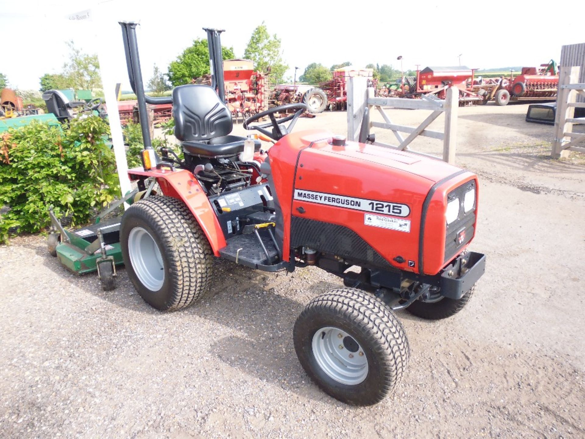 Massey Ferguson 1215 4WD compact tractor. 147 hours. Serial number N-V4902. 29 x 12.00-15.