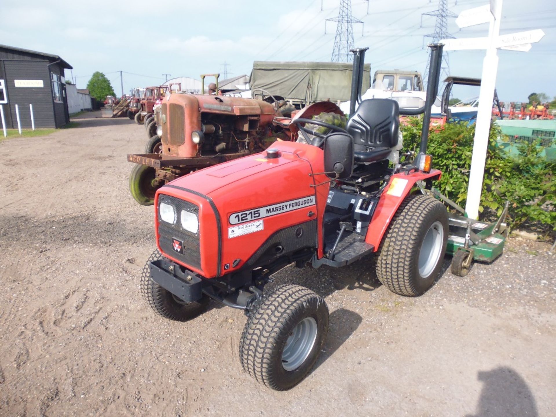 Massey Ferguson 1215 4WD compact tractor. 147 hours. Serial number N-V4902. 29 x 12.00-15. - Image 2 of 8