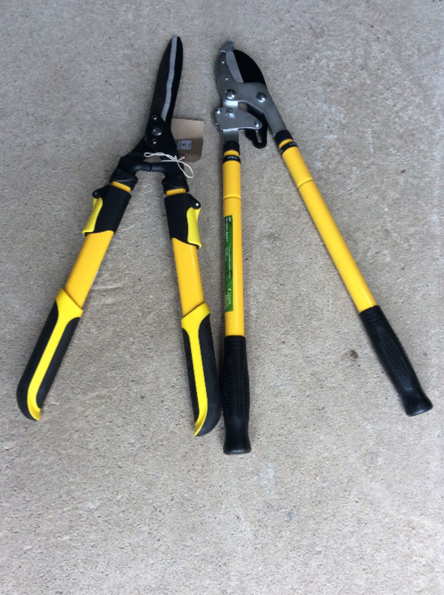 Telescopic ratchet loppers and telescopic hedging shears