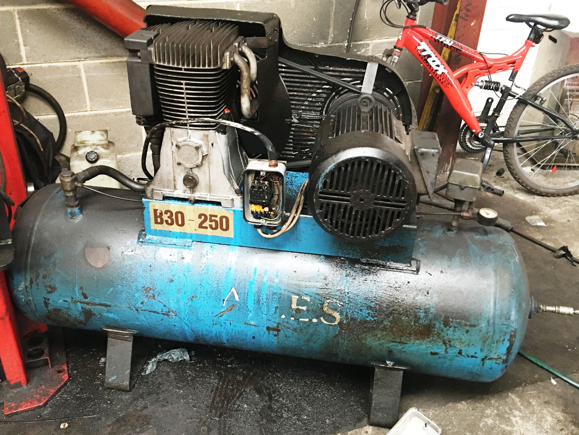 Compressor - blue Ref B30/250 - 3 phase