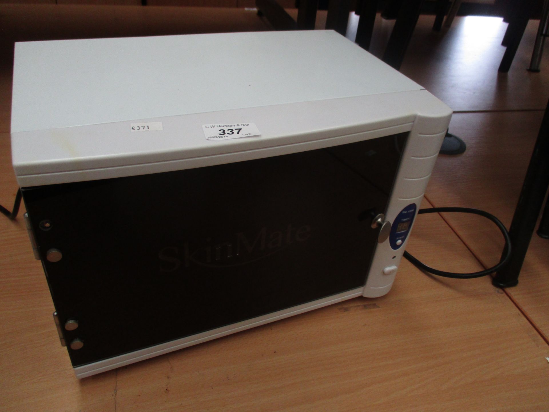 A Skinmate SM-109M sterilising unit - 240v
