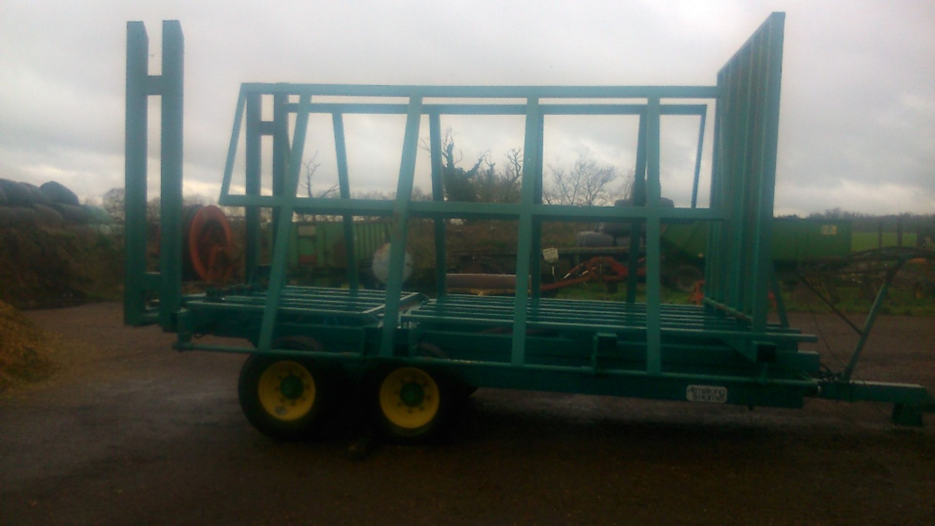 Armstrong and Homes bale accumulator used for midi bales but with inserts to take other sizes. - Image 2 of 4