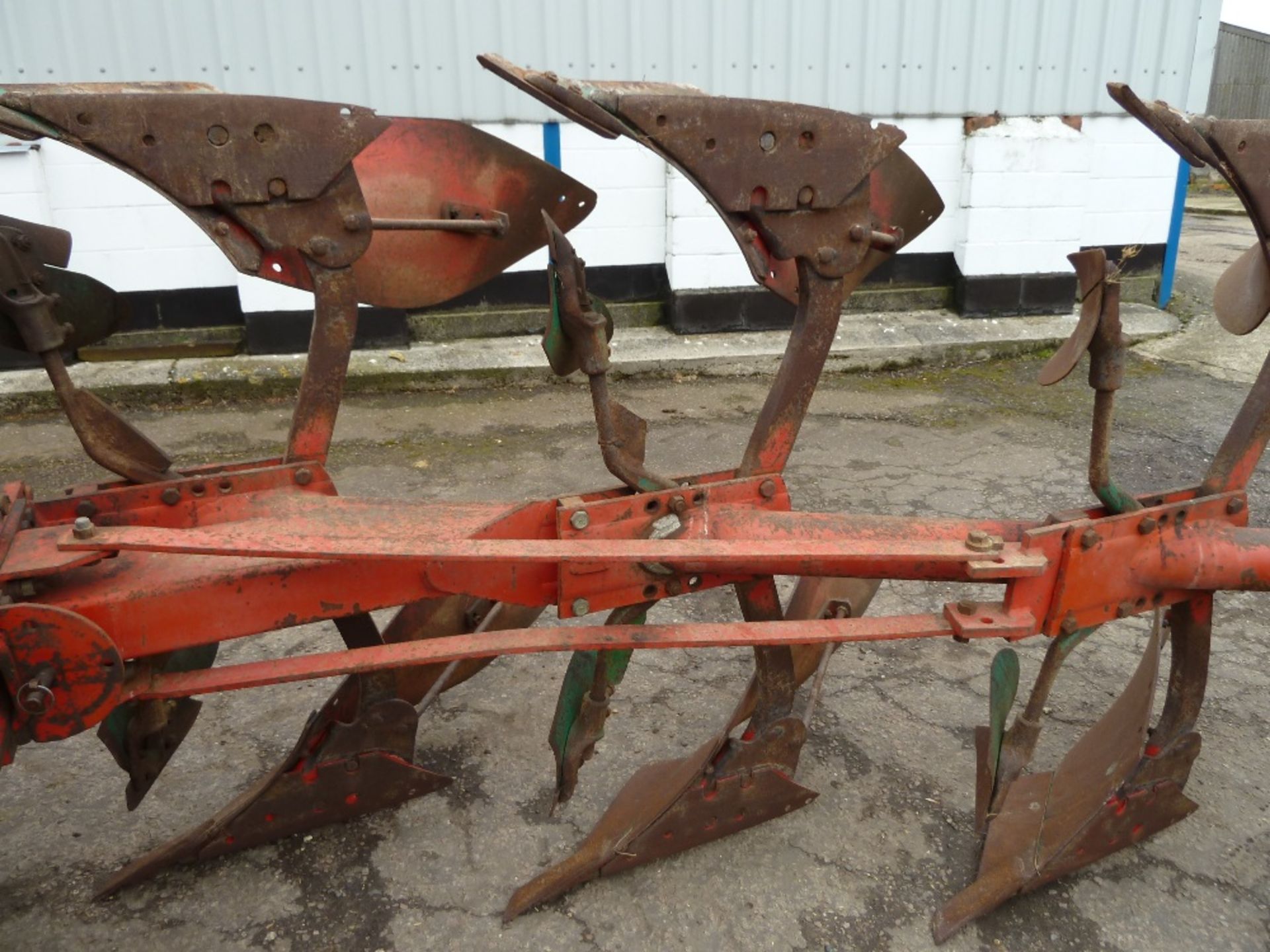 Kverneland 4 furrow reversable plough, 14" work. Stored near Gissing, Diss. - Image 4 of 5